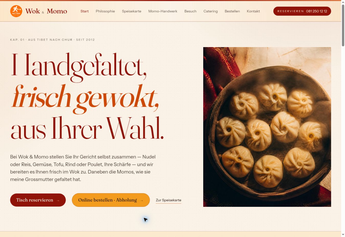 Screenshot der Wok-&-Momo-Startseite mit grosser roter Serifenschrift auf cremefarbenem Hintergrund und Momos im Bambusdämpfer